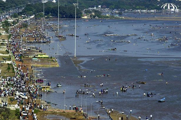 [صورة اليوم #21] تسونامي قبل ايام The+scene+at+the+Marina+beach+in+Madras+26+December+2004+after+tidal+waves+hit+the+region