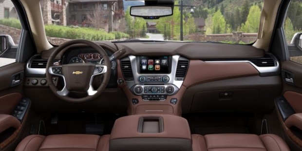 2015-Chevrolet-Suburban-CenterConsole-004-650x325