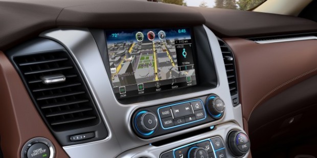 2015-Chevrolet-Suburban-Navigation-005-650x325