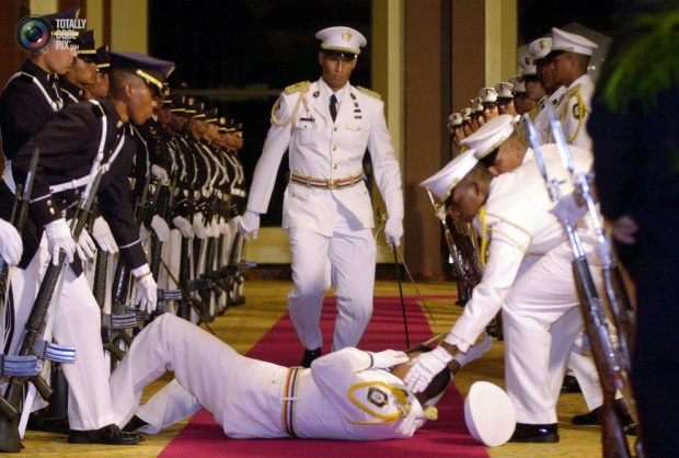 soldiers_fainting_012