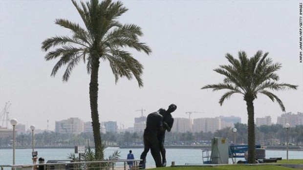 gal.Zidane.statue.qatar.two.jpg_-1_-1